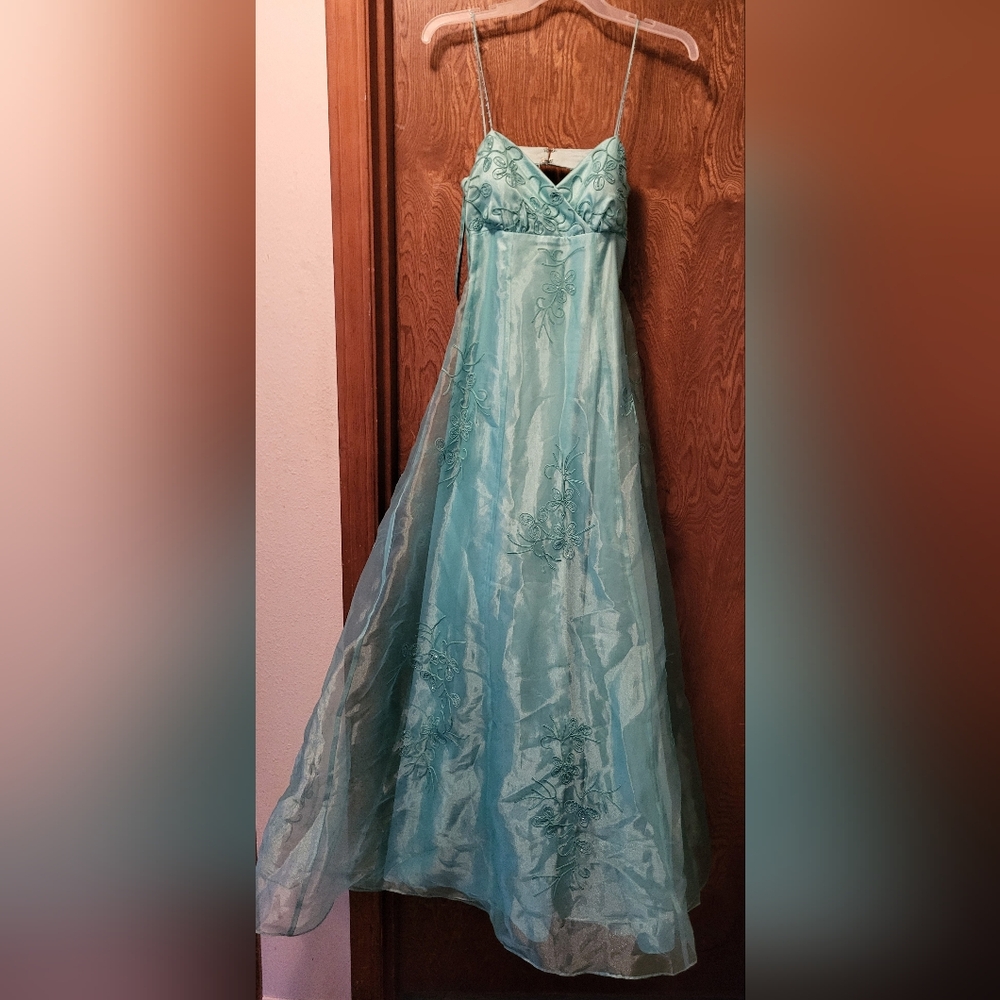 Elegant Mint Green Spaghetti Strap Gown